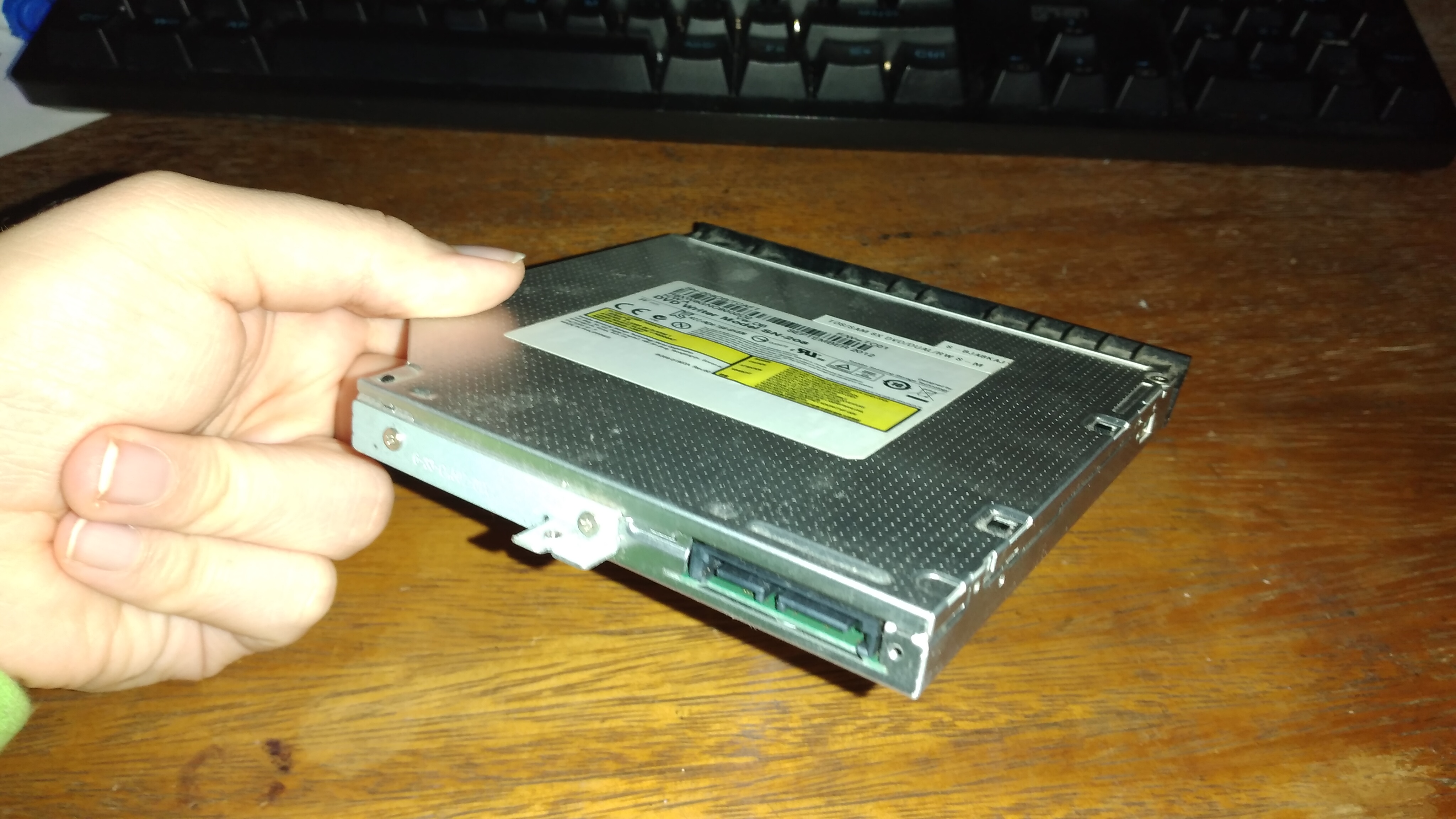 Mi lectograbadora (por detras, ahi se ve la entrada Slim Sata) Mi lectograbadora (por detras, ahi se ve la entrada Slim Sata)